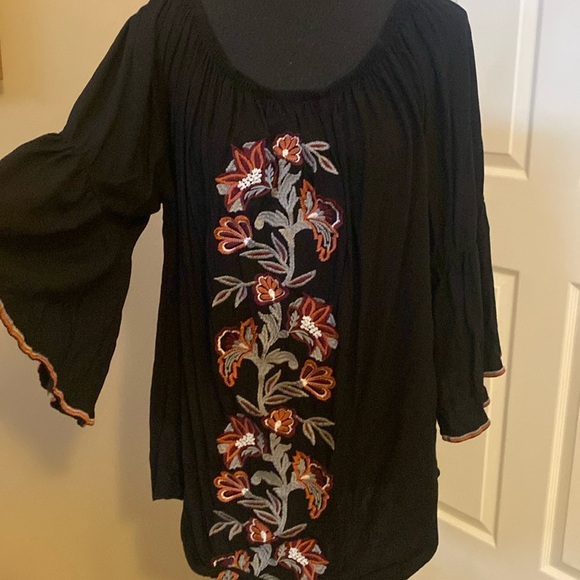 Solitaire Tops - Solitaire boho embroidered top Sz1X, wear off shoulder, embroidered bell sleeves